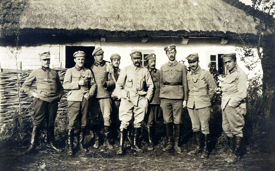 Oficerowie I Brygady Legionów, Kobcze 1916. Na zdjęciu: Tadeusz Piskor, Józef Piłsudski, Bolesław Długoszowski-Wieniawa, Ignacy Boerner, Zygmunt Sulistrowski, Emil Bobrowski, Konstanty Dzieduszycki.